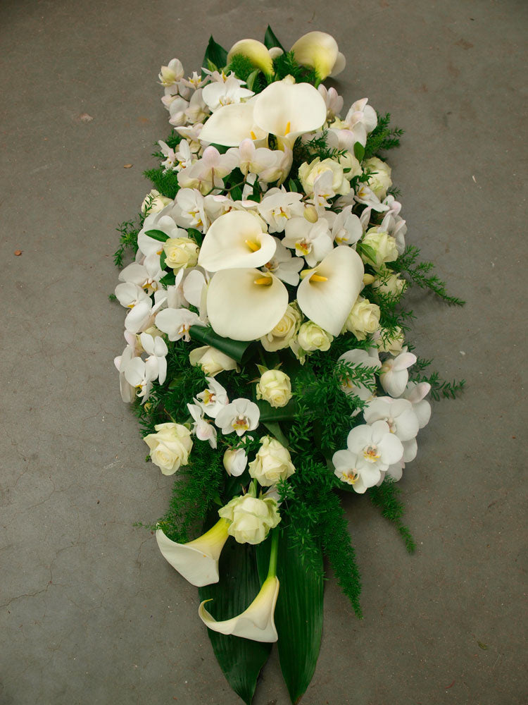 Gerbe met orchideeën en gemengde witte bloemen