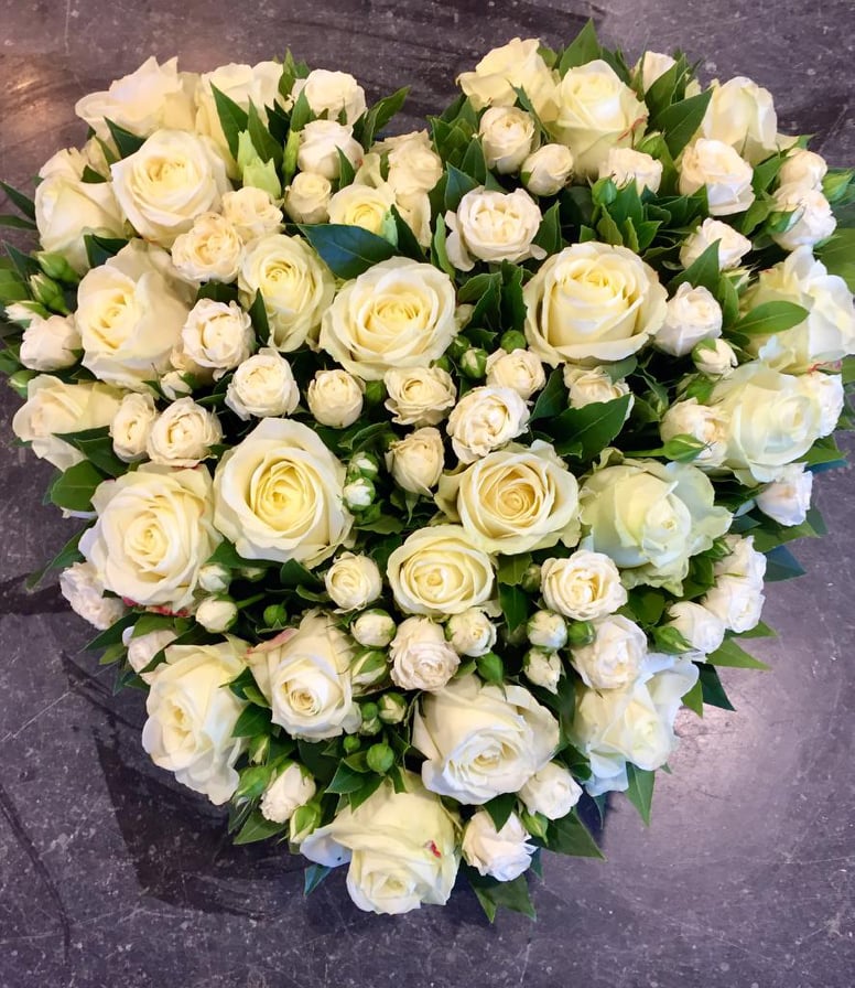 Hart met grote en kleine witte rozen