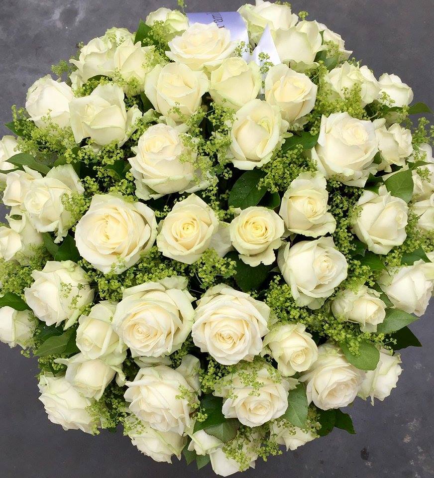 Rond grafstuk met witte rozen